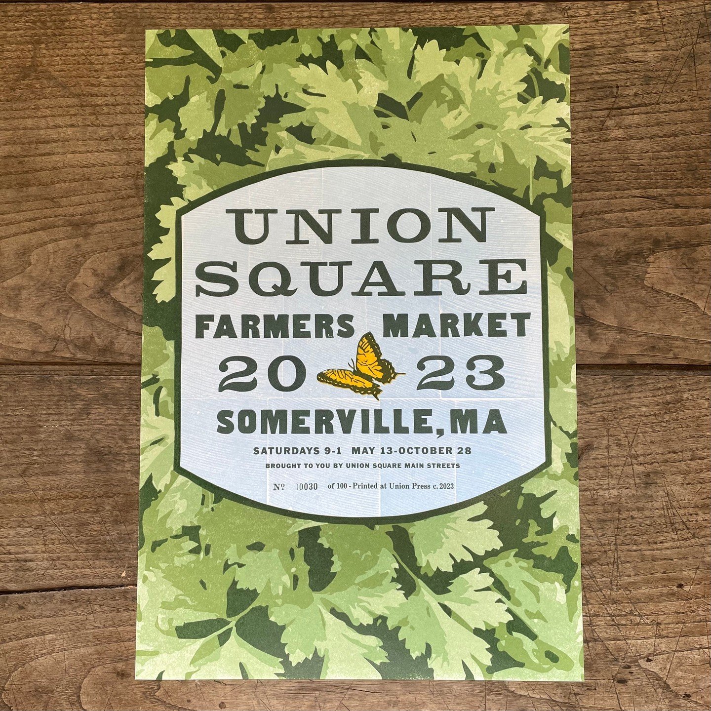 Does post-USFM season have you dreaming of summer market days? 💤💭🌞🧑&zwj;🌾

Brighten your home this winter with a limited edition Union Square Farmers Market poster, printed by Eli Epstein at @unionpress ✨

Snag this year's poster or take a peek 
