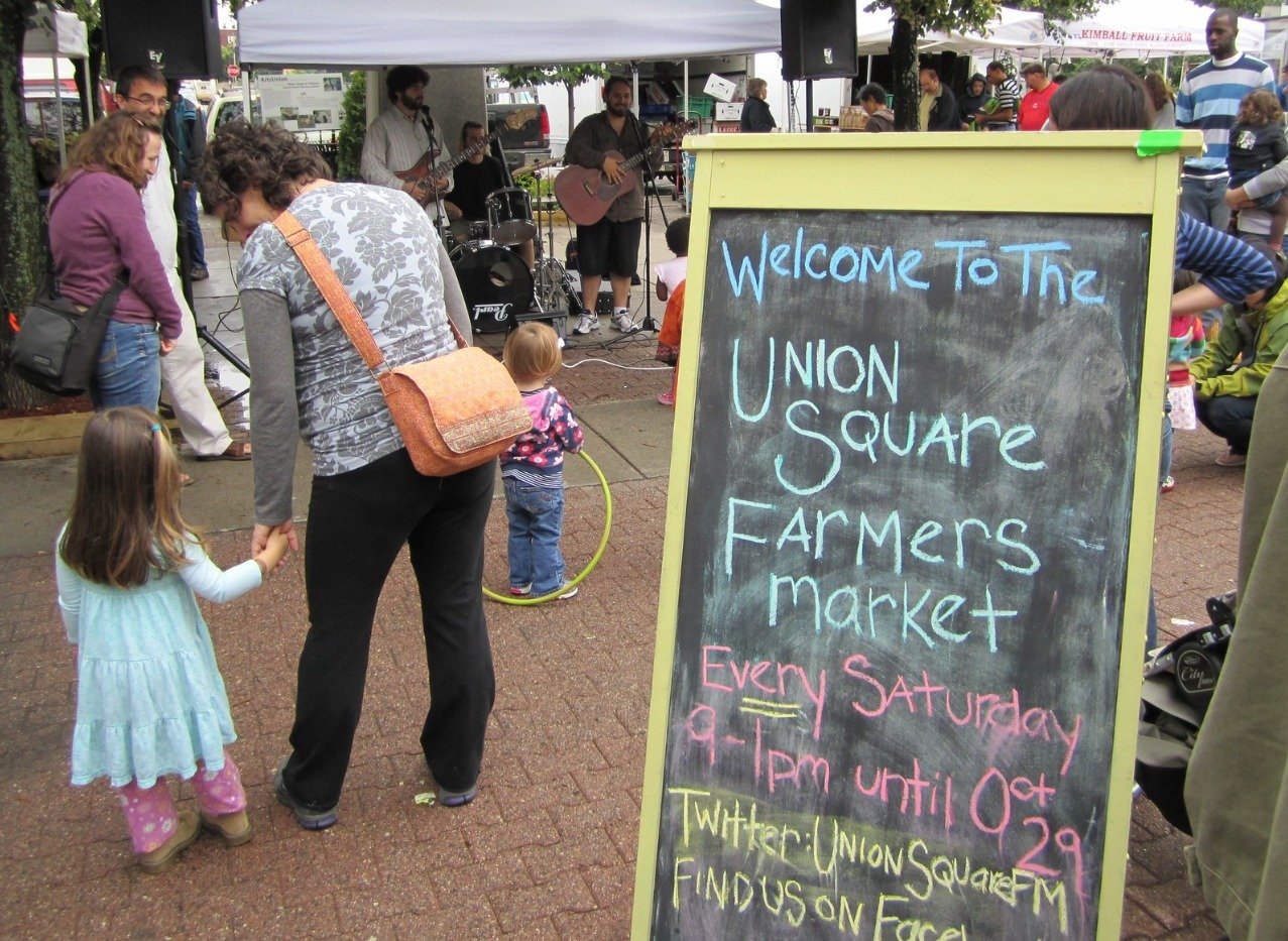 🌟TOMORROW🌟 help celebrate 20 seasons of open-air access to nutritious, local goods by shopping the market 9am-1pm 👩&zwj;🌾💚

This snapshot from the USFM Archives is from June 2011 😍✨ Have a favorite USFM memory from the past 20 seasons? Send it 