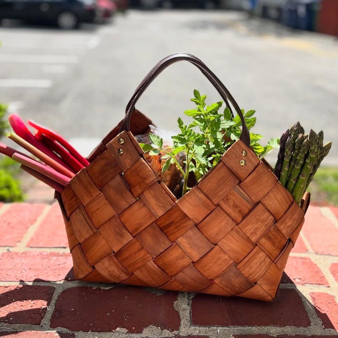 It's market haul season! 🥬🥕🌷 

USFM shoppers boast some seriously beautiful bounty-filled baskets 🤩 we can't wait to see what fills your totes at this weekend's market!

Shop the Union Square Farmers Market in the Union Square Plaza tomorrow, 9am