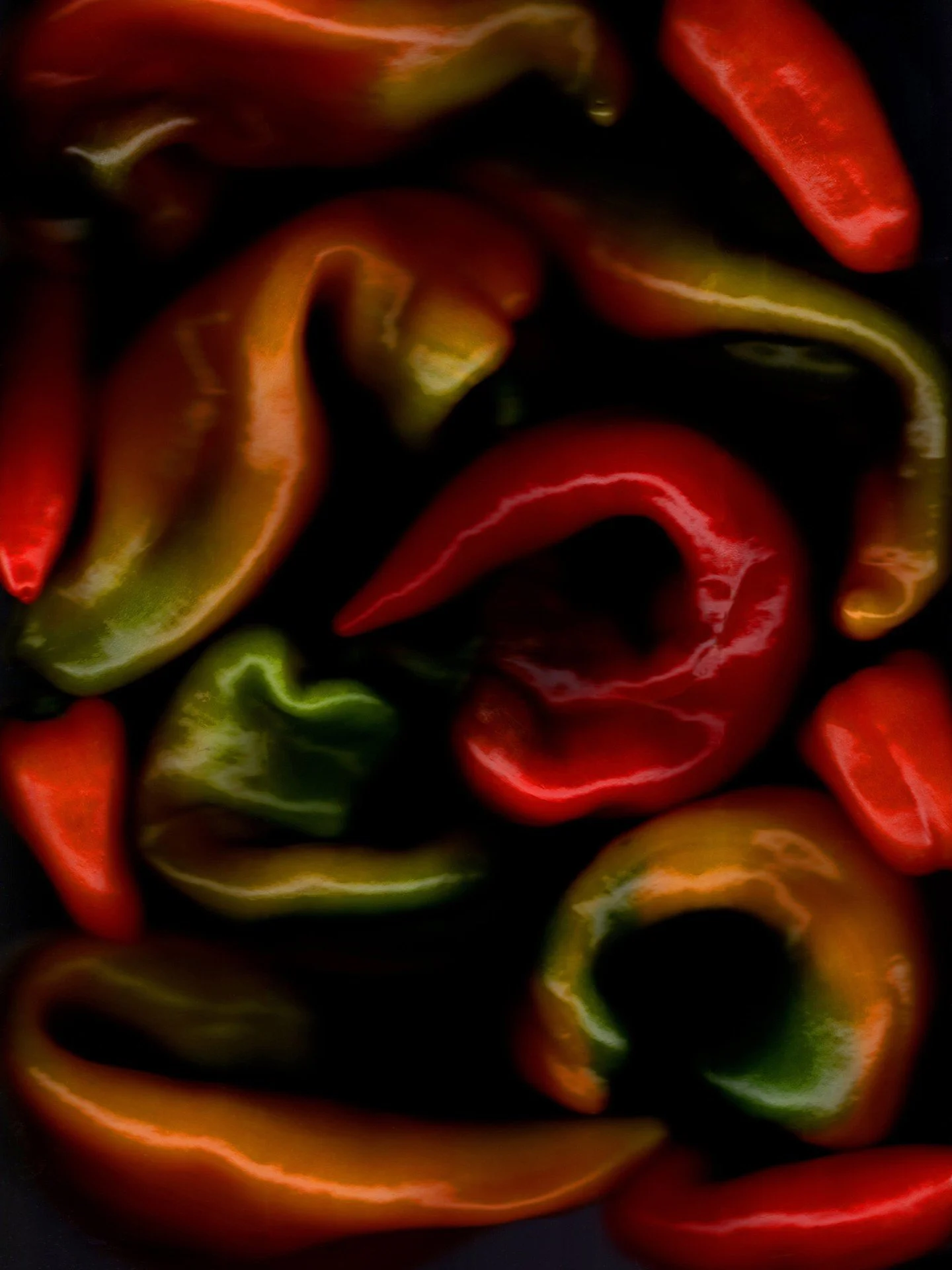 Kicking off spooky season with these moody sweet peppers from @thegoodfoodfarm, captured by #FarmersMarketFriend Brock! 👻🌶️

Shop all your favorite fall veggies (it's squash season!) and grab a pumpkin or gourd to get in the October spirit at USFM 