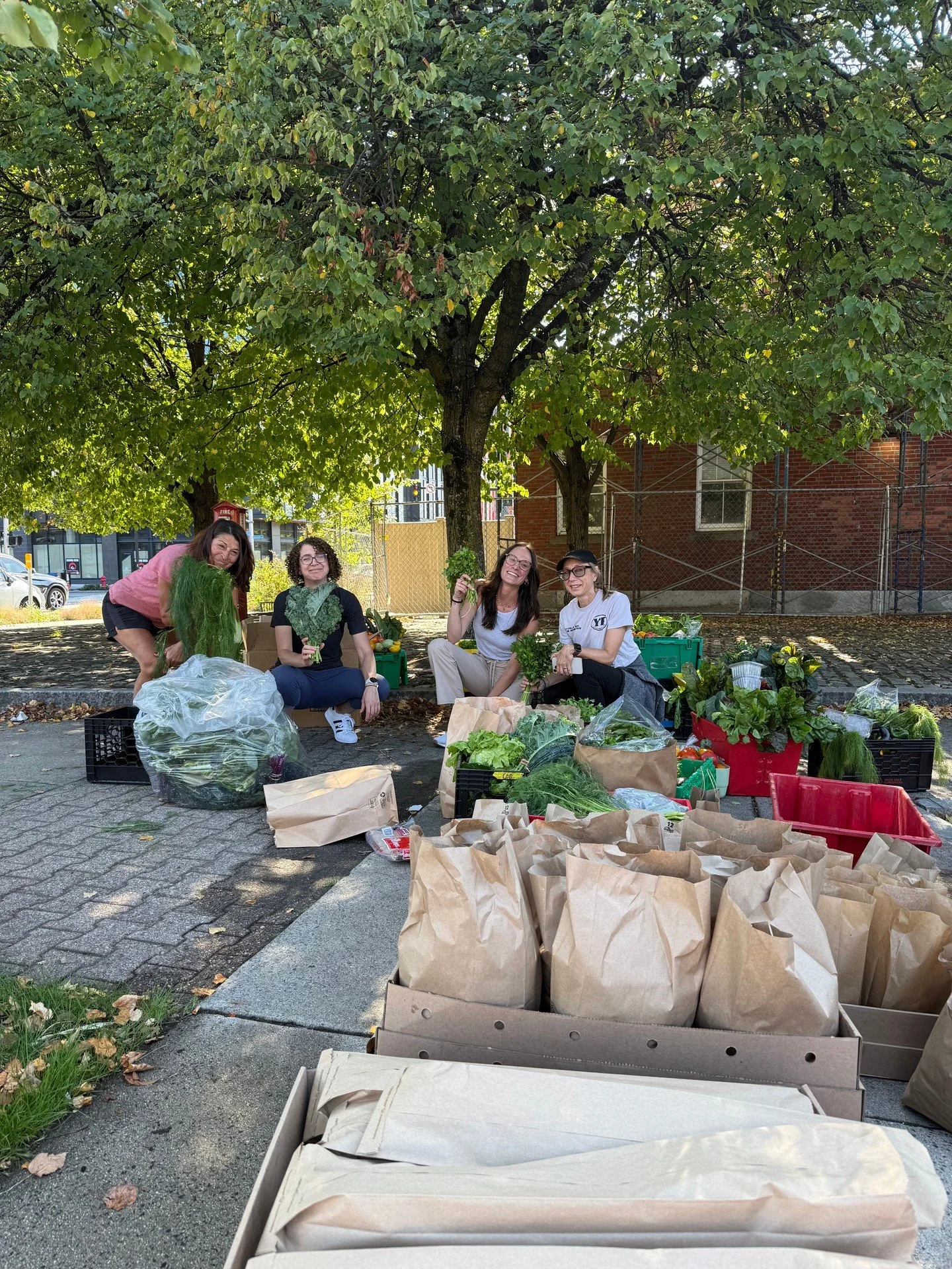Sending another super sweet thank you to USFM vendors who donate to the @somervillecommunityfridge every week! 💚🥖🌱 and all the volunteers who collect and distribute donations to community fridges across the City! 💪

 #loveunionsquare #weloveourma