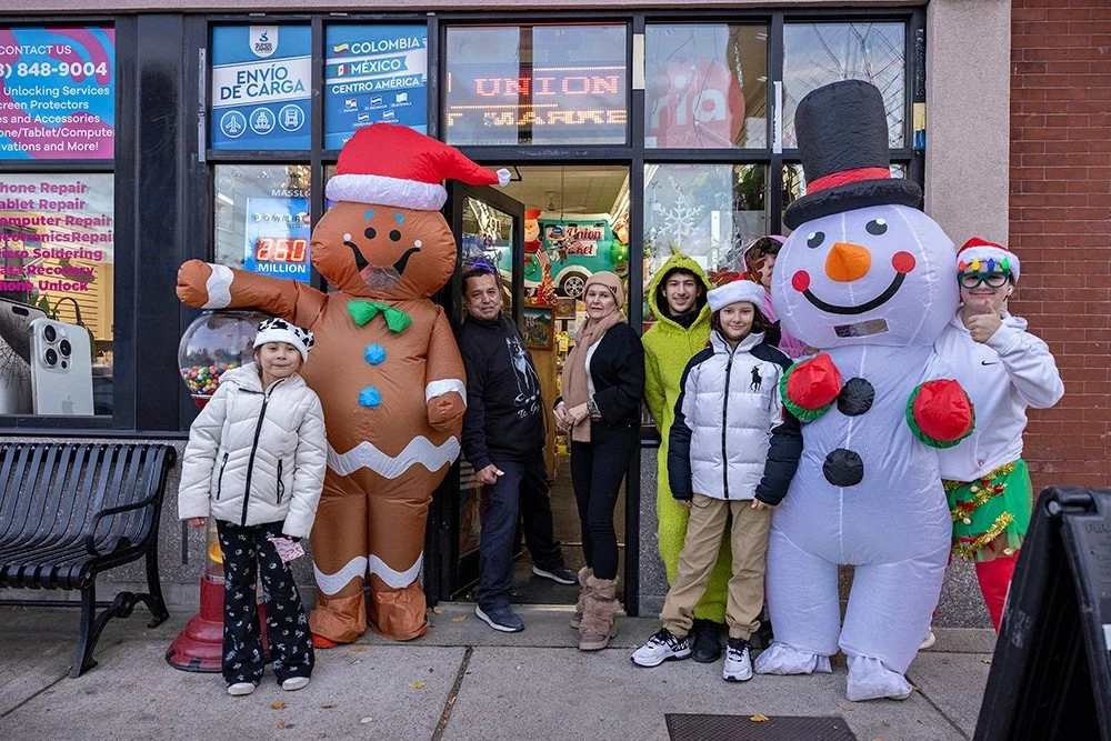 🔔☃️✨ The Union Square Jingle is coming to town December 7! ✨☃️🔔

Union Square businesses are decked with sparkling lights, dressed up windows, and instagrammable inflatables that are ready to help you be a holiday host with the most:
📸 Follow the 