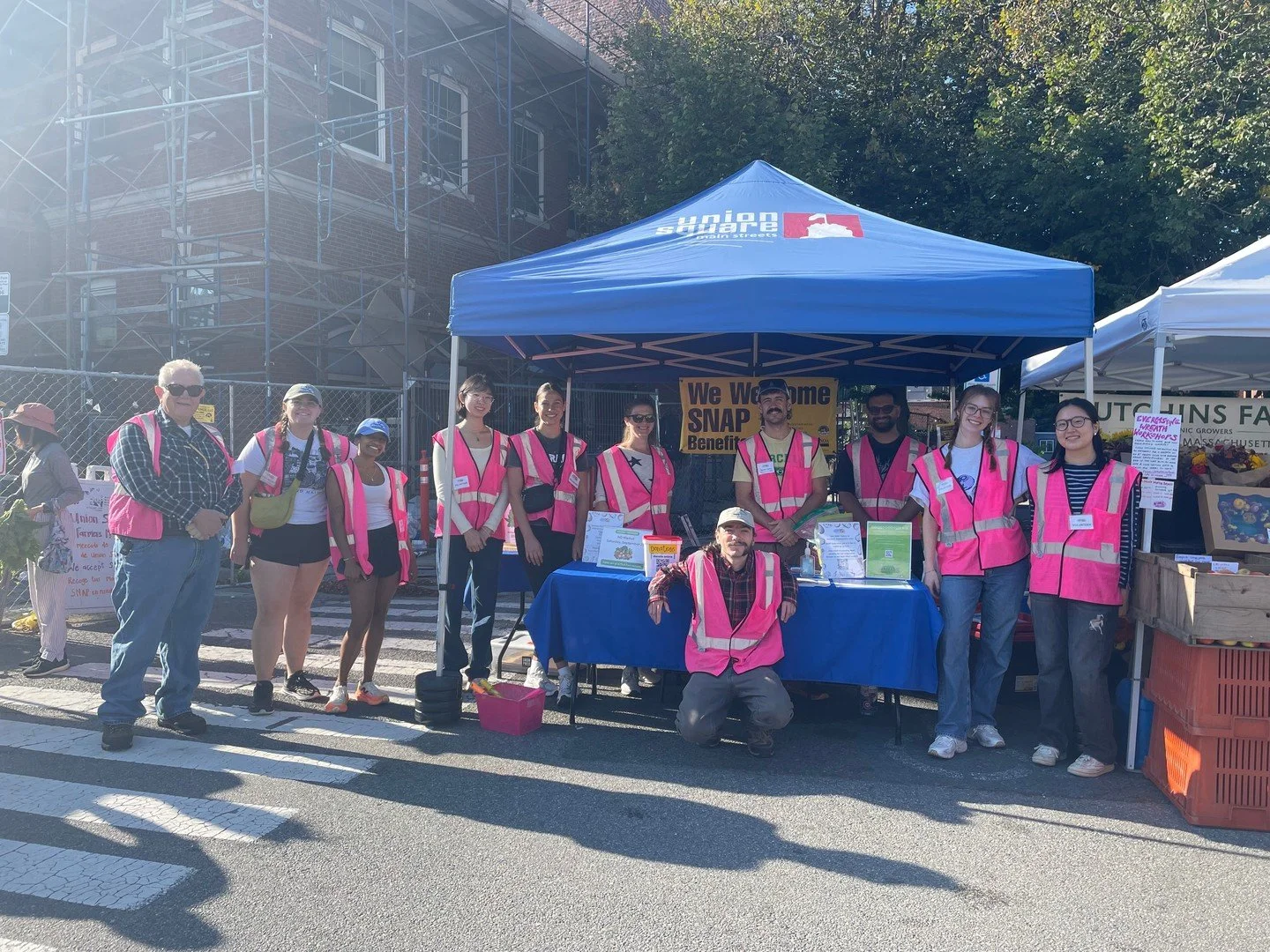 Gigantic thank you to this season's market volunteers! 👏💞☀️

USFM's volunteers showed up on cold rainy mornings, hot mid-summer afternoons, and every market day in between! 🌦️

You met these folks setting up the market perimeter, helping vendors u