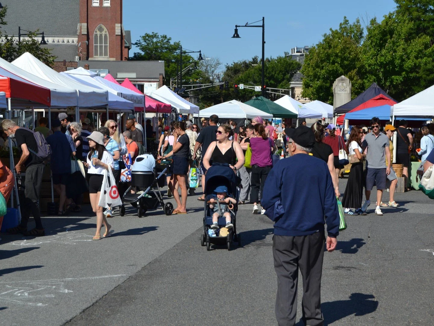 🌟TOMORROW🌟 help celebrate 22 seasons of open-air access to nutritious, local goods by shopping the market 9am-1pm 👩&zwj;🌾💚

🌟 Meet us on the Plaza bright &amp; early for yummy goodies and to say hello to your favorite local food producers 💚🌿 