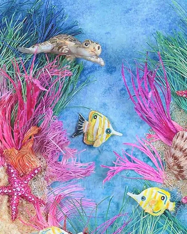 Check out the happy smiling baby seaturtle. He is exploring his brand new home and meeting his new friends in this paper sculpted underwater scene.