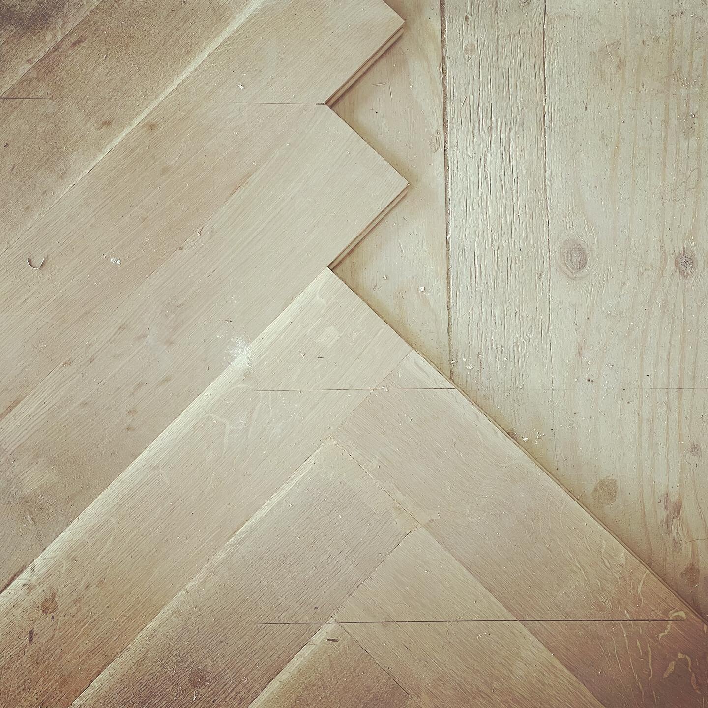 Stretching up some herringbone to a 6&rdquo; white oak board for larger rooms in #brooklynheights. All eyes are waiting for installation of borders to come.
.
.
.
#renovation #wood #craft #architecture #design #construction