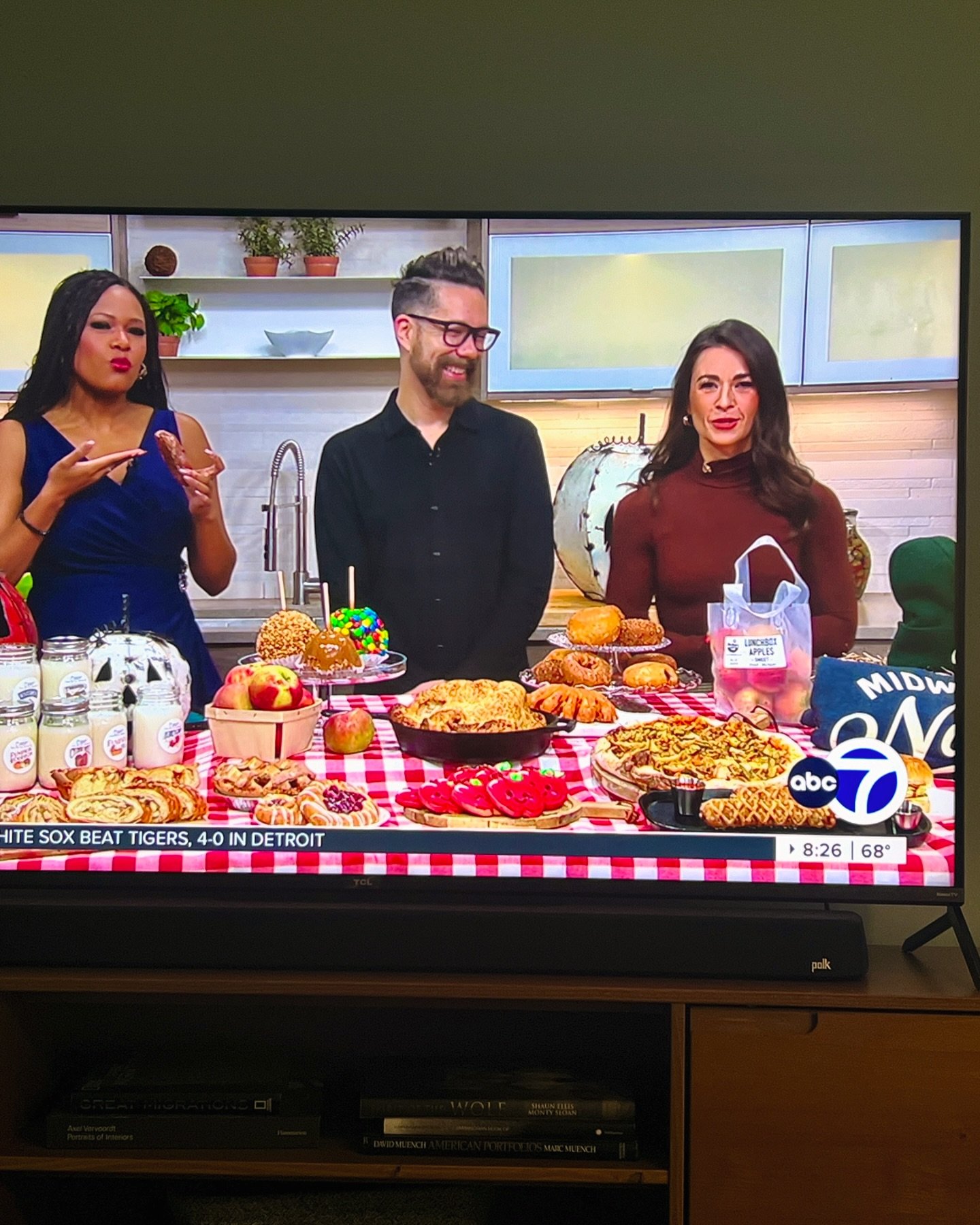 I spy @urbanru80 talking about @lsrcc_chicago apple fest this coming weekend 🍏🍎🍏🍎🍏🍎 I cannot wait!!!! Thanks for being the best chamber ever!!!!!
