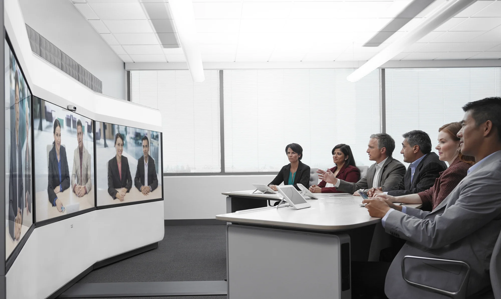 82080_CiscoTelePresenceIX5000_2.jpg