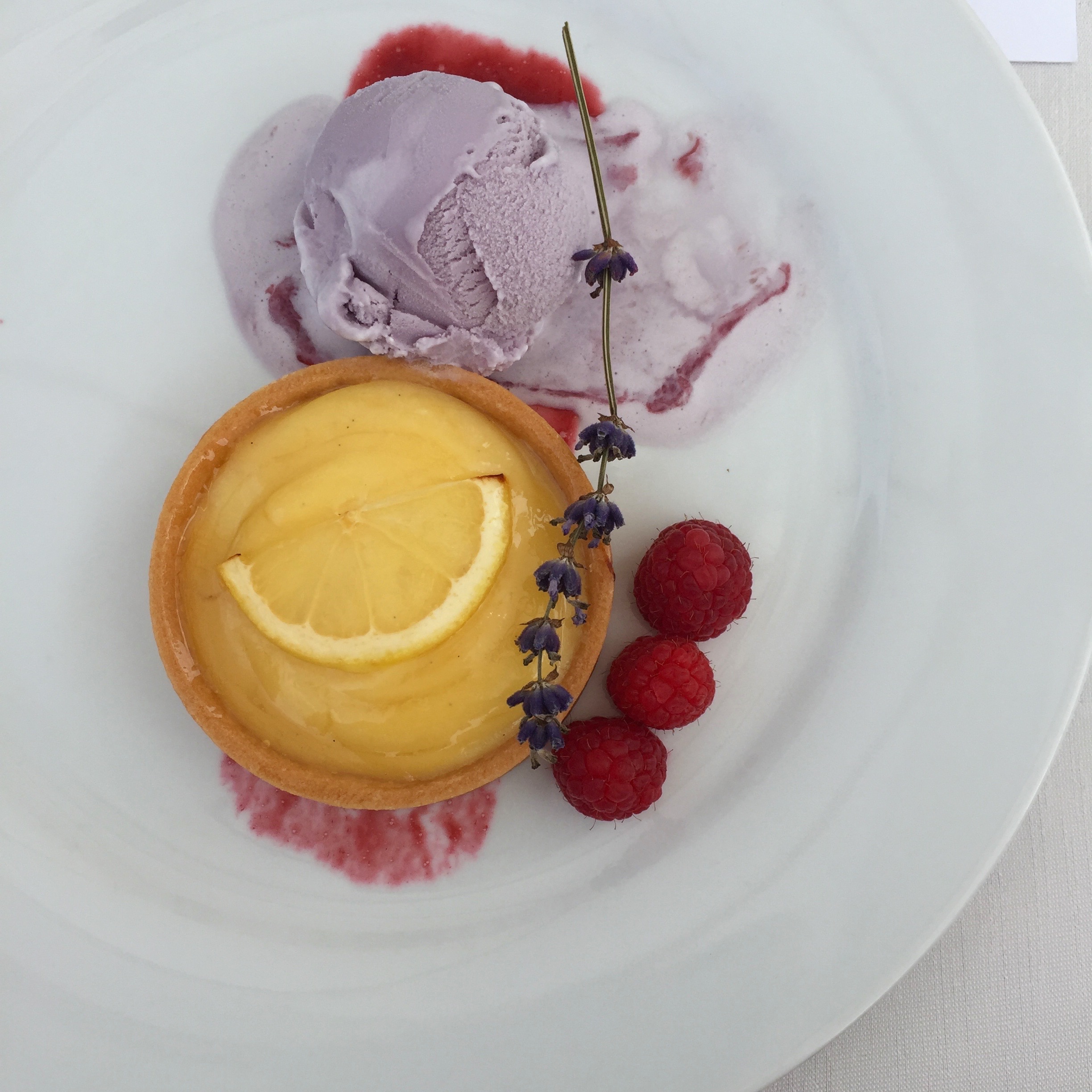  And to finish, the natural and oh so summery combo of lemon tart with lavender ice cream (natch). 