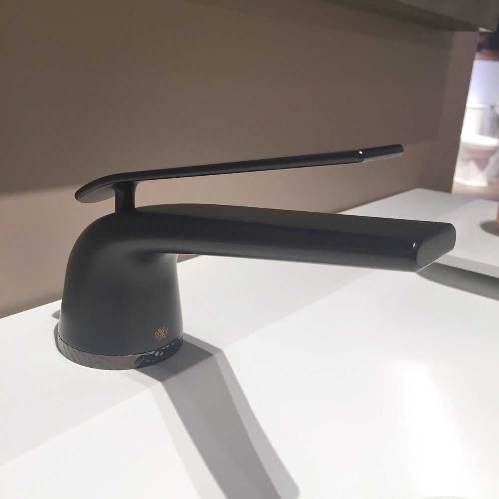  This faucet is a total beauty. Even though it has a sleek silhouette it feels soft and comfortable to the hand. Take a closer look at the base of the faucet. Do you see the faceted ring? 