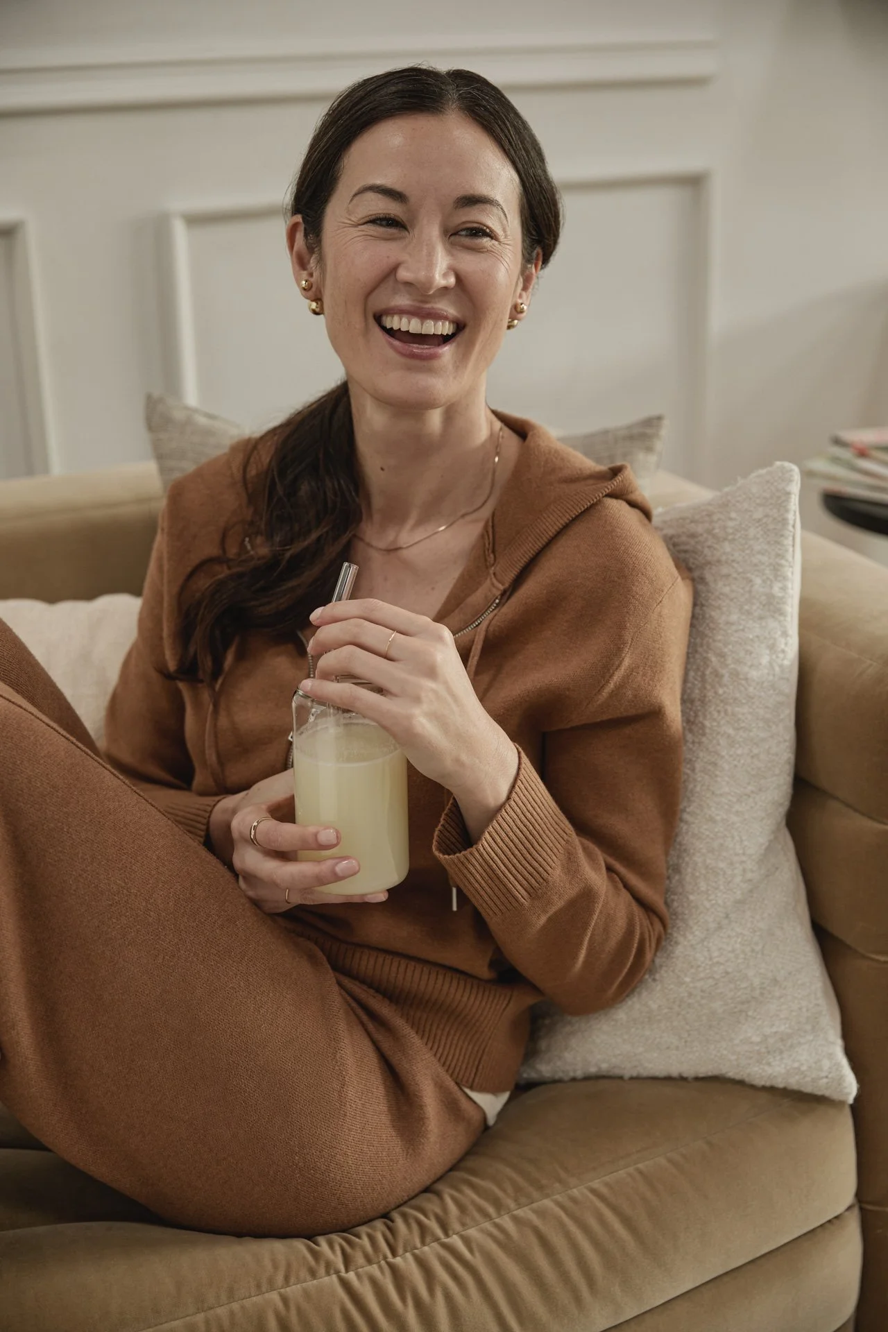 KINSYN_SUMPLEMENTAL_DAY2_LIFESTYLE_MODEL_DRINK_2512170064.jpg