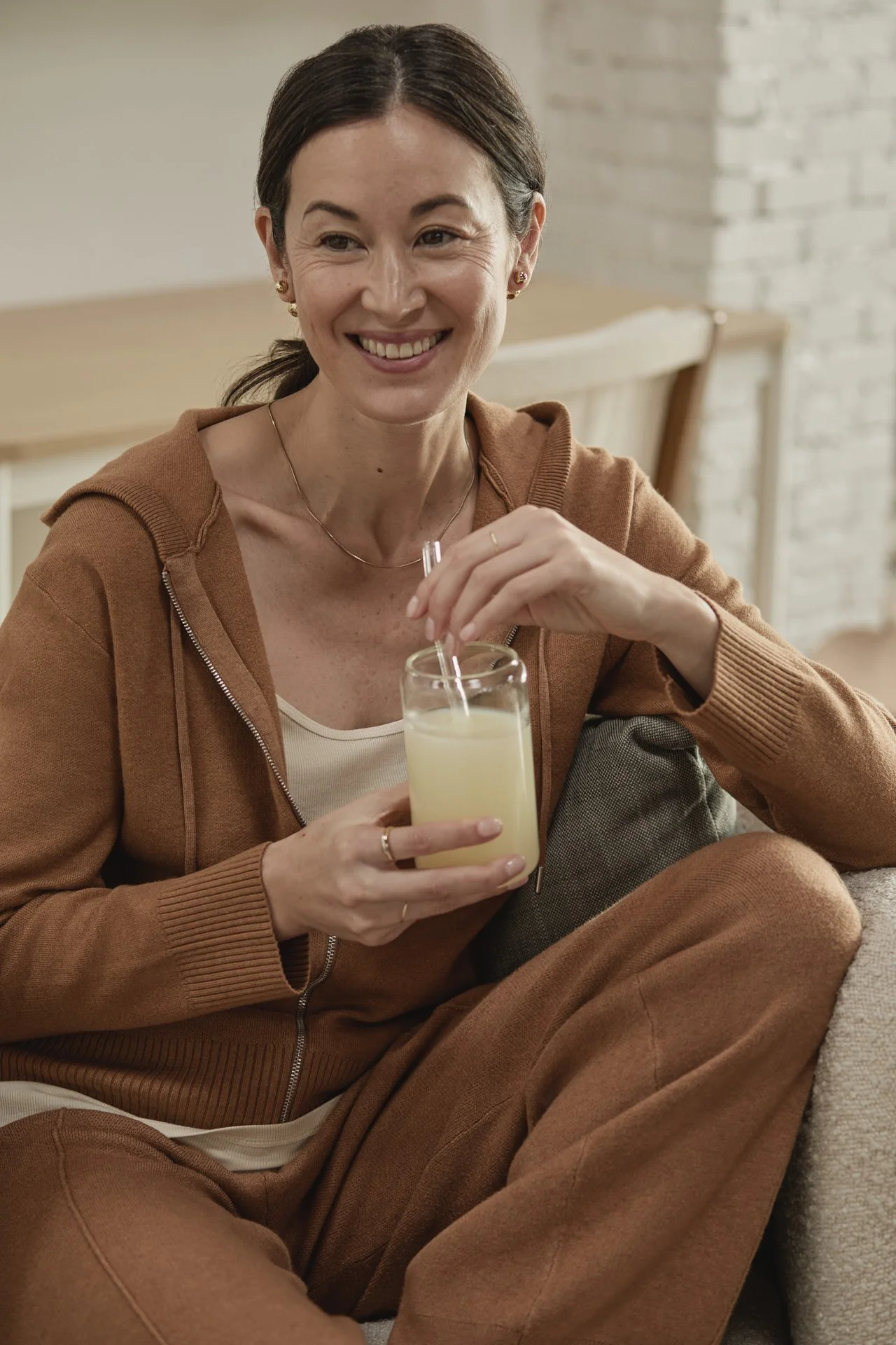 KINSYN_SUMPLEMENTAL_DAY2_LIFESTYLE_MODEL_DRINK_2512170137.jpg