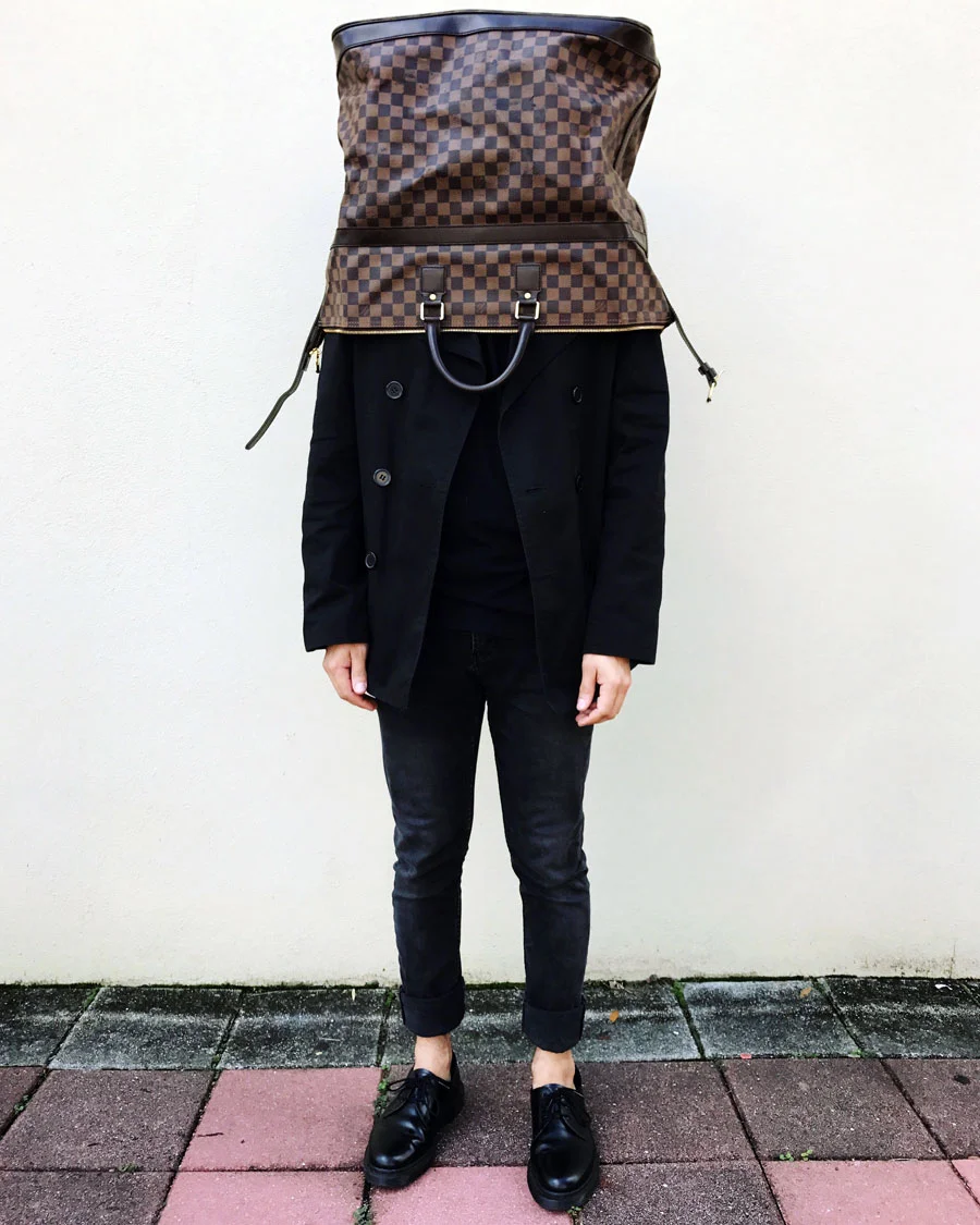 It's the weekend - Hooray! Louis Vuitton Damier zip-top weekender bag that disappeared before the weekend even began. I love everything about this picture and hope that it reminds you to relax and enjoy your weekend :)