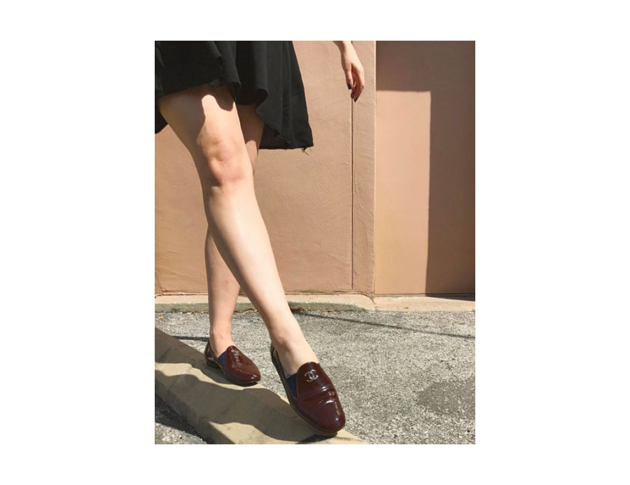 Patent leather loafer in oxblood.