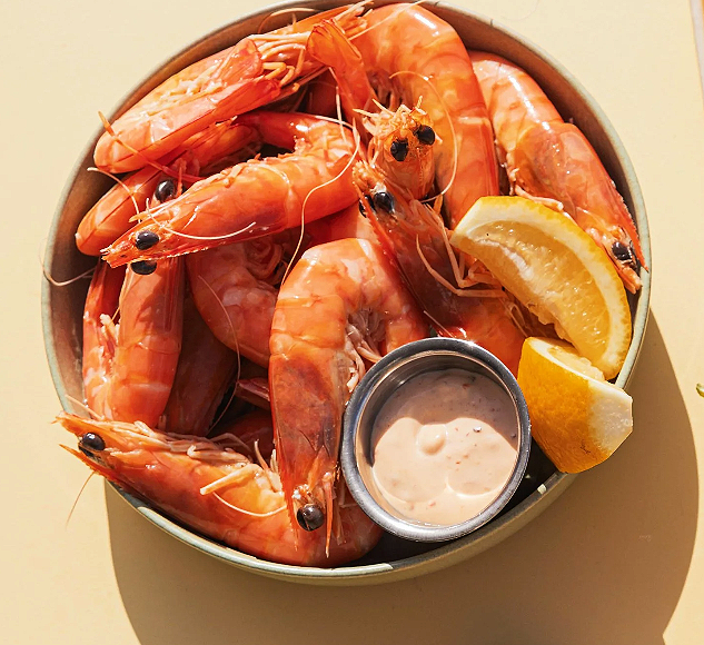 Relaxed holiday atmosphere at Kirra Point with surfers and families