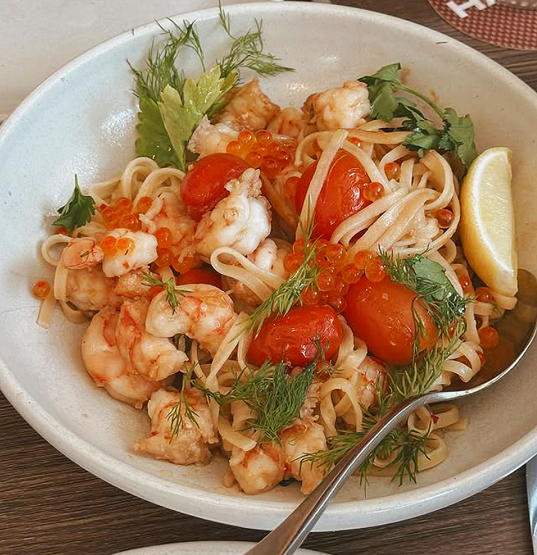 Relaxed holiday atmosphere at Kirra Point with surfers and families
