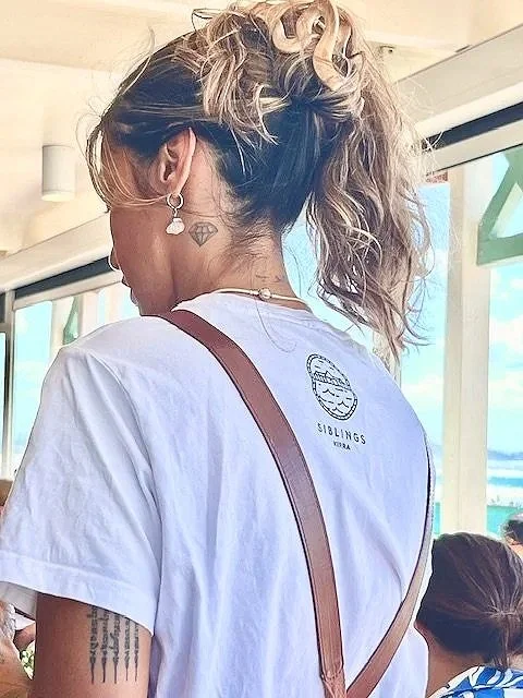 Relaxed holiday atmosphere at Kirra Point with surfers and families