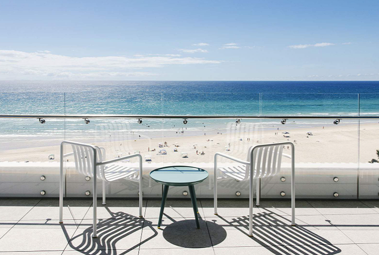 Relaxed holiday atmosphere at Kirra Point with surfers and families