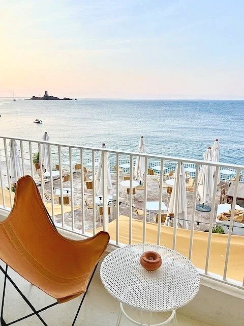 Sea‑view room Les Roches Rouges France