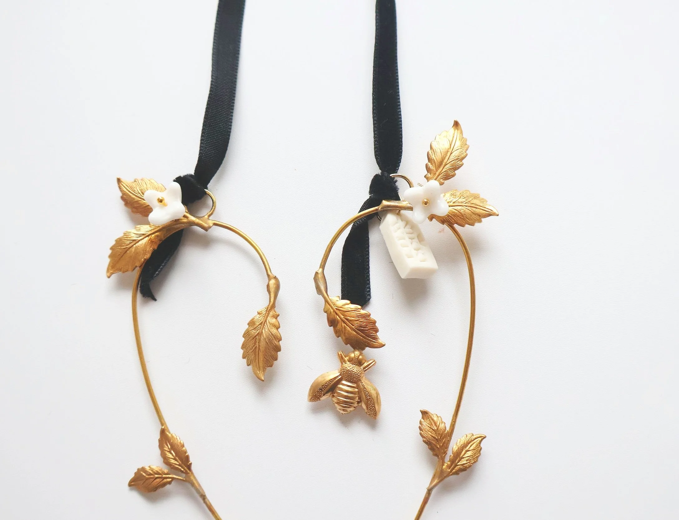 Nikki Witt Xmas Brass & Ceramic Heart Bees in the Ivy Large Decoration