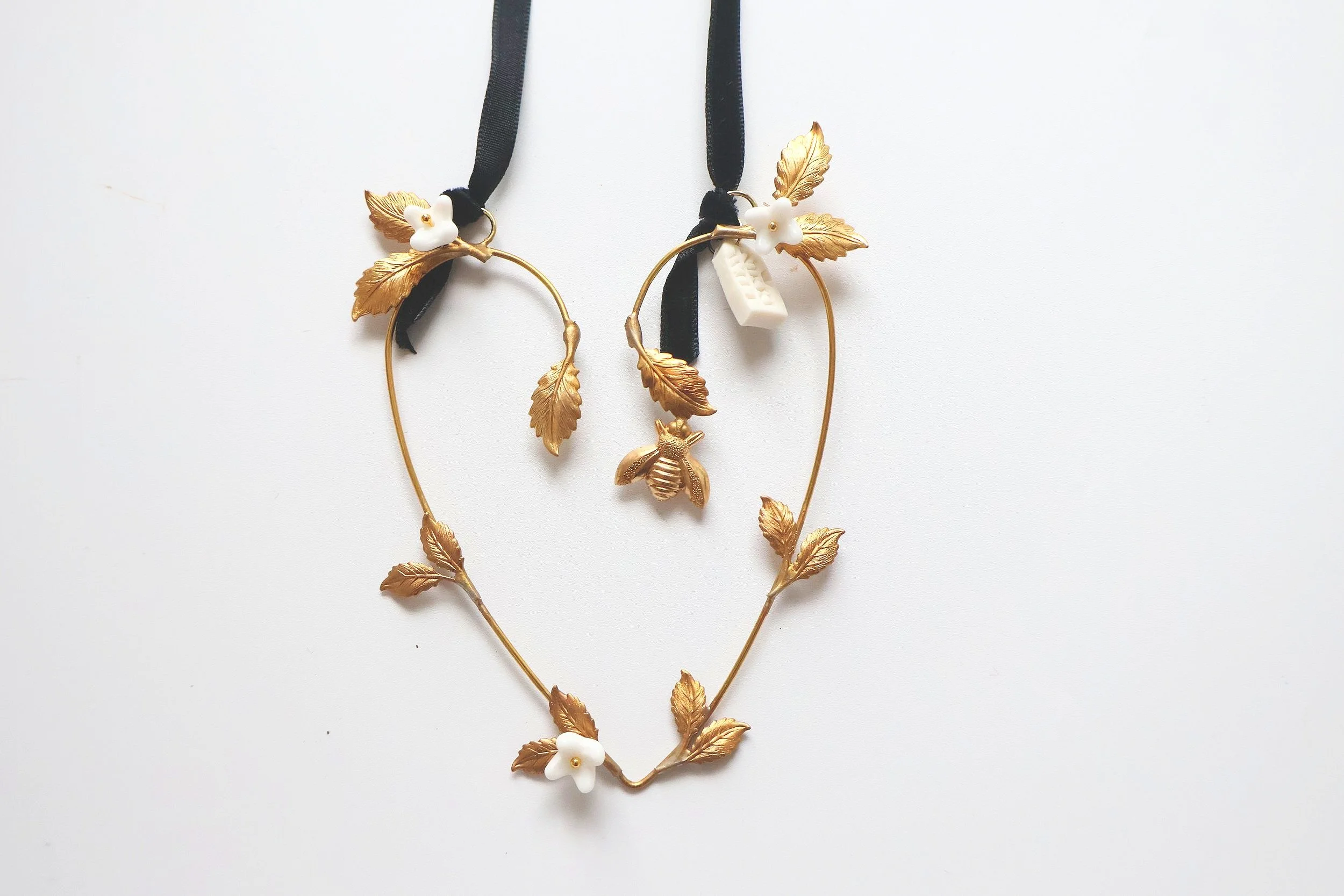 Nikki Witt Xmas Brass & Ceramic Heart Bees in the Ivy Large Decoration