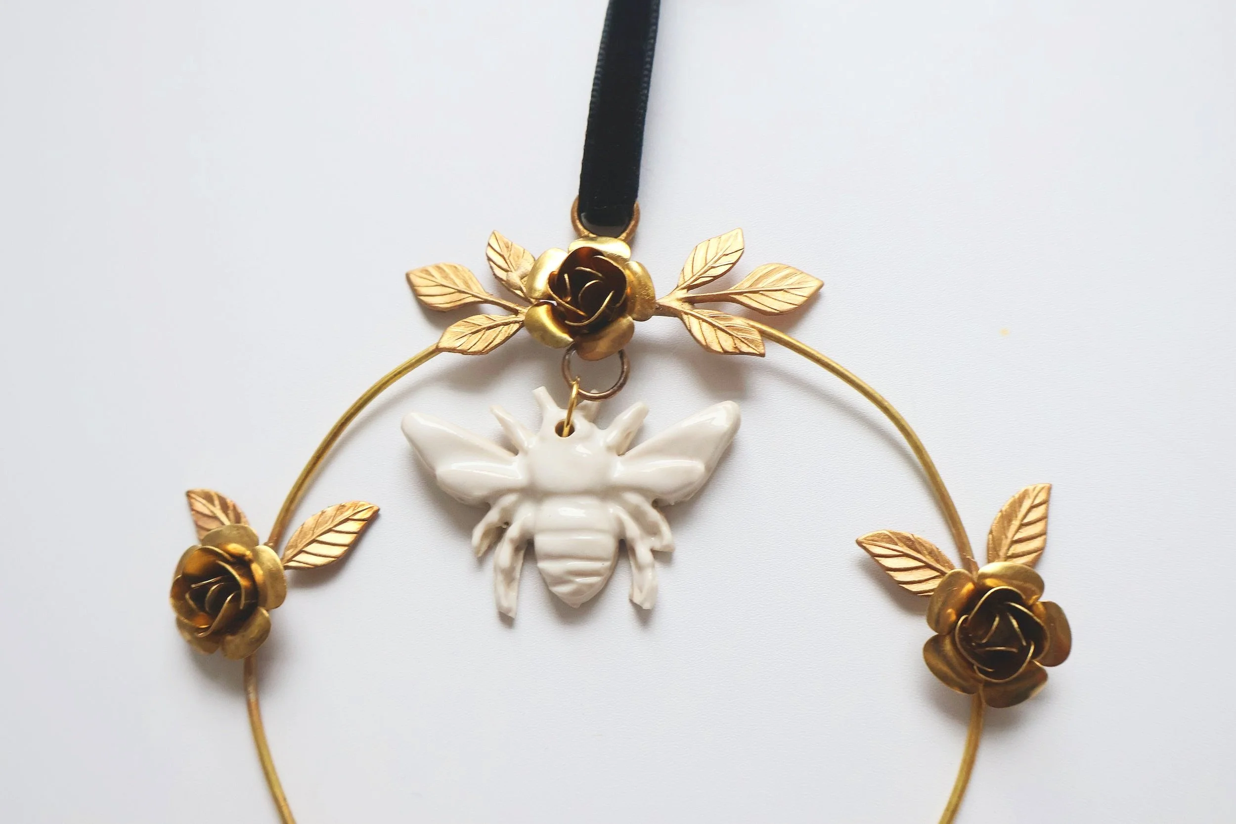 Nikki Witt Xmas Brass & Ceramic Bees in The Rose Garden Large Decoration