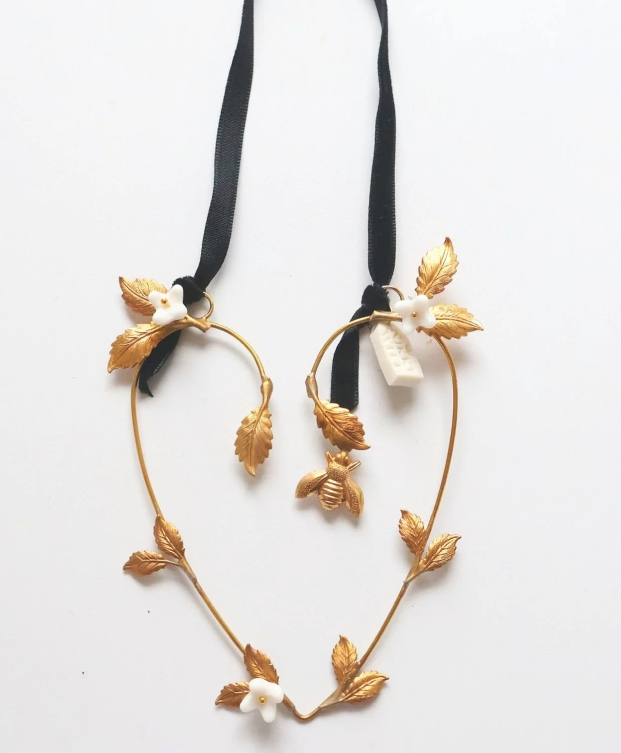 Nikki Witt Xmas Brass & Ceramic Heart Bees in the Ivy Large Decoration