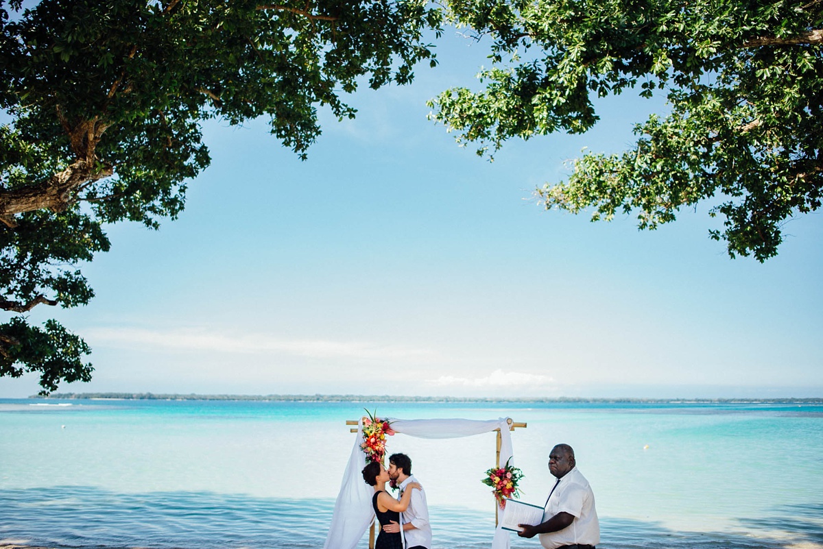 rachel-chris-wedding-santo-barrer-reef-house_0006.jpg