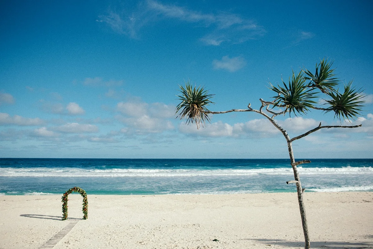 sarah-shaun-tamanu-wedding-vanuatu-groovy-banana_0001.jpg