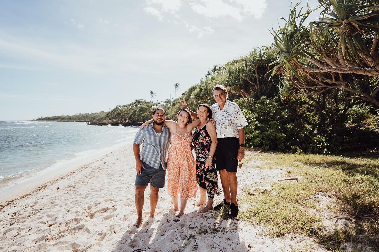 A lovely session with Georgia, her parents, and her boyfriend when visiting her hometown ✨Honeymoon beach on a summer was the perfect location on a hot day, cause you can finish the session in the water 🤪
Loved photographing this fun bunch and their