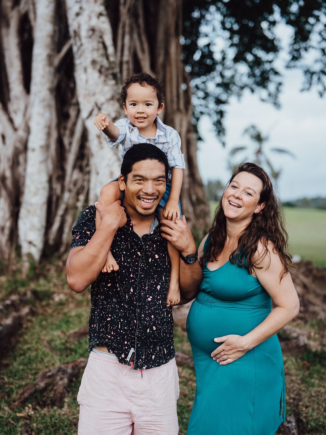 Such a pleasure to capture this lovely growing family 🫶: Andrew and Kathleen, who met in Vanuatu 10 years ago, their cheeky boy and the twins in the belly 🌴
.
📍 @warwickvanuatu @warwickhotels 
.
.
.
.
.
.
.
.
#vanuatu #vanuatumoments #vanuatufamil