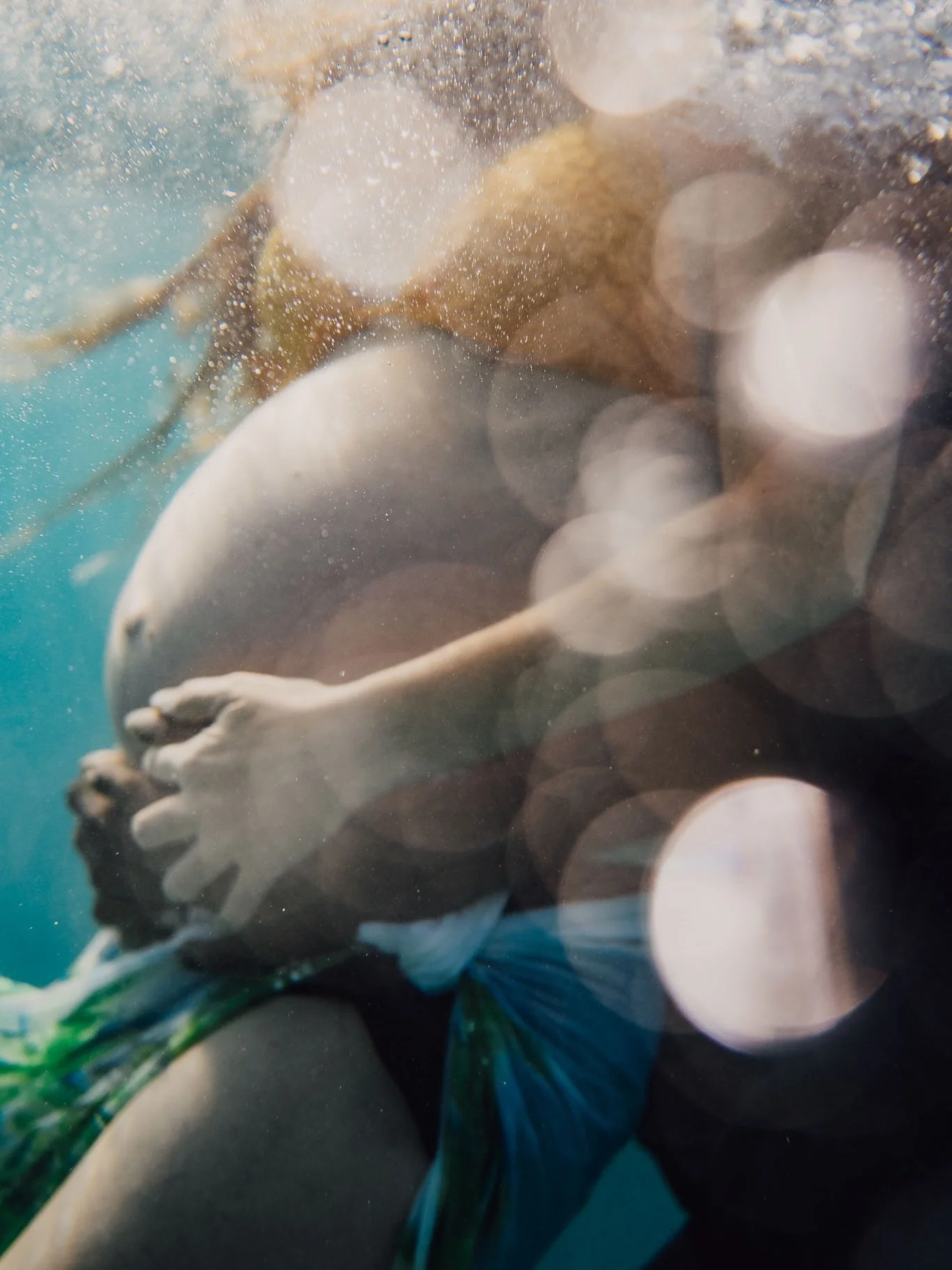 Massive congrats to my dear friends Jacob and Carole for the birth of their little girl 🥹😍🤩 can not wait to to meet you little Jalia 🫶and well done to the parents for braving the rough sea to get those amazing shots 🤩🤩🤩(Carole is a real mermai