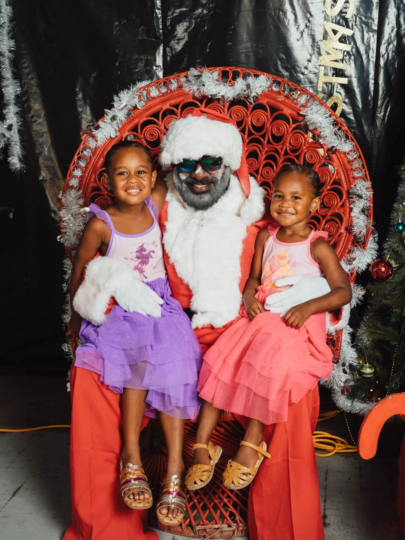 This Saturday 6th of December, we will be taking Santa pics from 10 to 11:30am at @k2_kitchen_vanuatu (at Tennis club) during their traditional Christmas market 🎄🎅🏿
.
This year we will be raising funds for the Port Vila City Council of Women. They