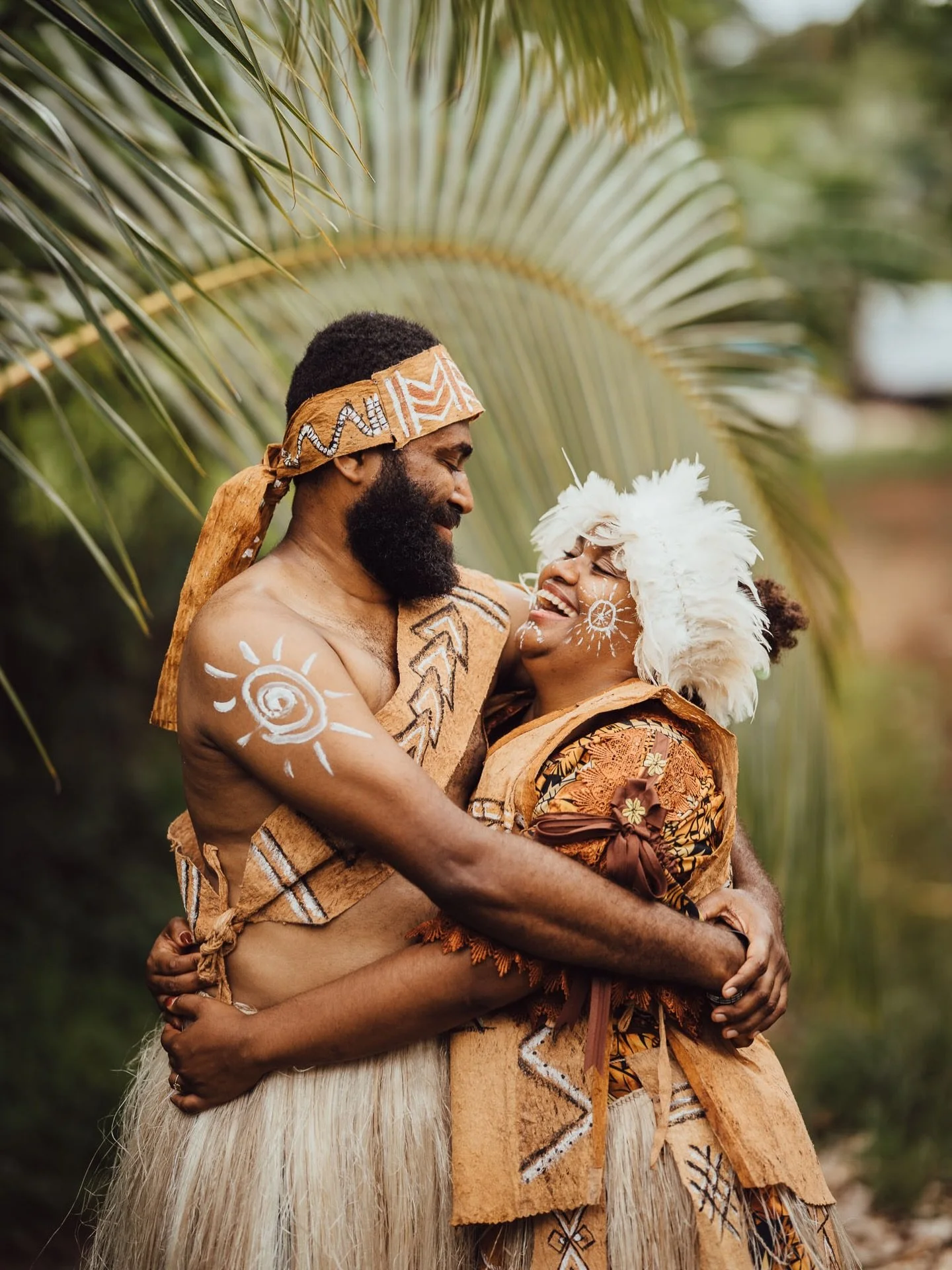 OMG!! Look at these 2, rocking their Erromango kastom outfits after having had their kastom ceremonies from Emae, Makira and Ambae 🤪✨🤩😍so blessed to witness such vibrant and cheerful traditions of Vanuatu ✨🤩🙏
.
.
.
.
.
.
.
.
.
#vanuatu #vanuatum