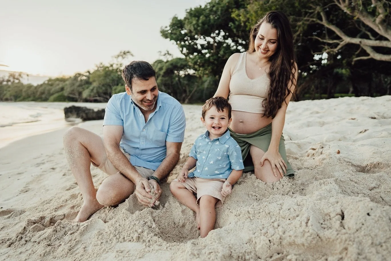 The sweetest belly session at Honeymoon Beach. Little Liam is about to become a big brother and that is very exciting 🥰✨🫶😍