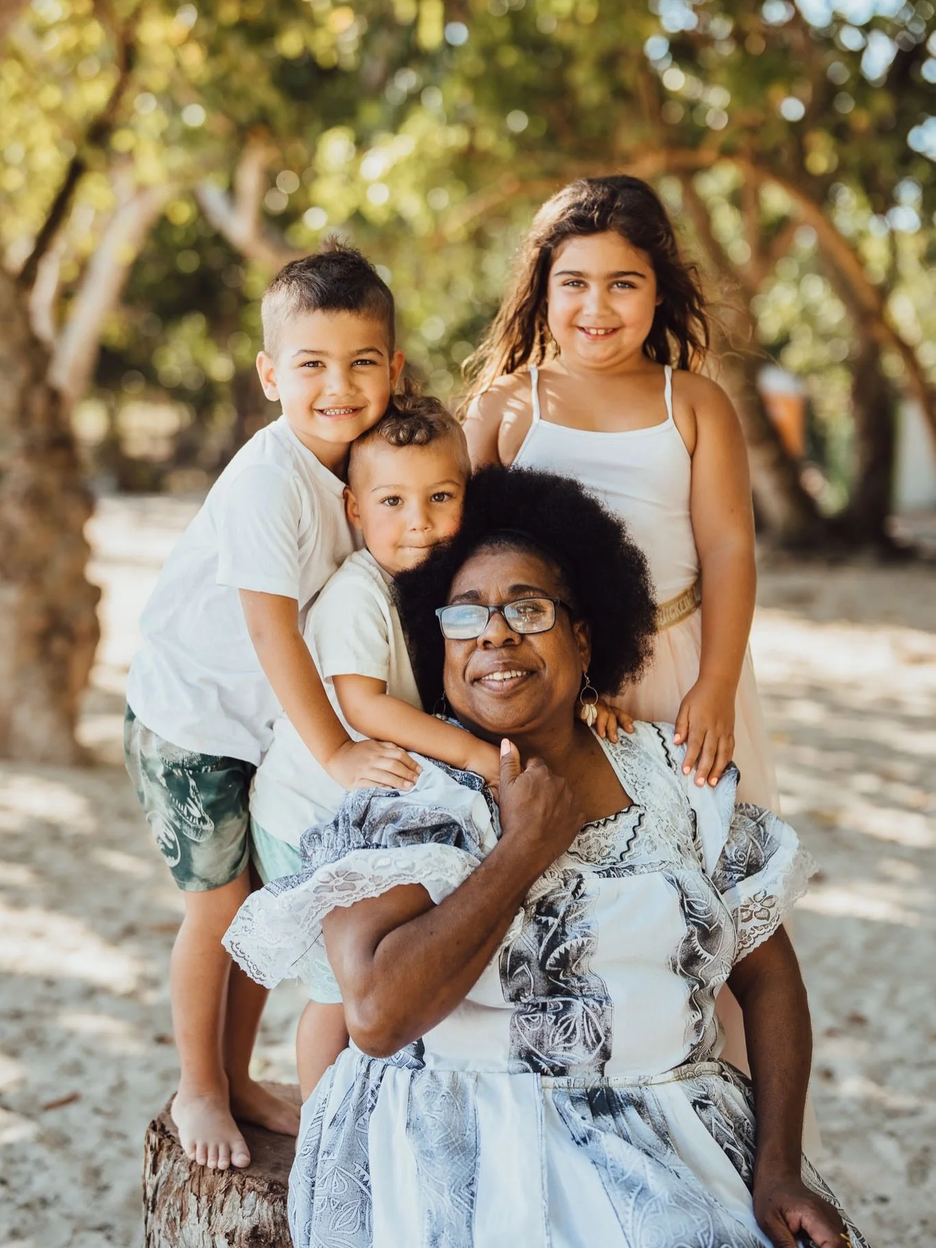 When you live in Canada, Christmas holidays are perfect to catch up with your island roots and spend time with your beloved Tua (grandma 👵), right ?! ✨🤩🥹🥰 🇨🇦🇻🇺 
.
📍 Honeymoon Beach
.
.
.
#vanuatu #vanuatumoments #vanuatufamilyphotography #va