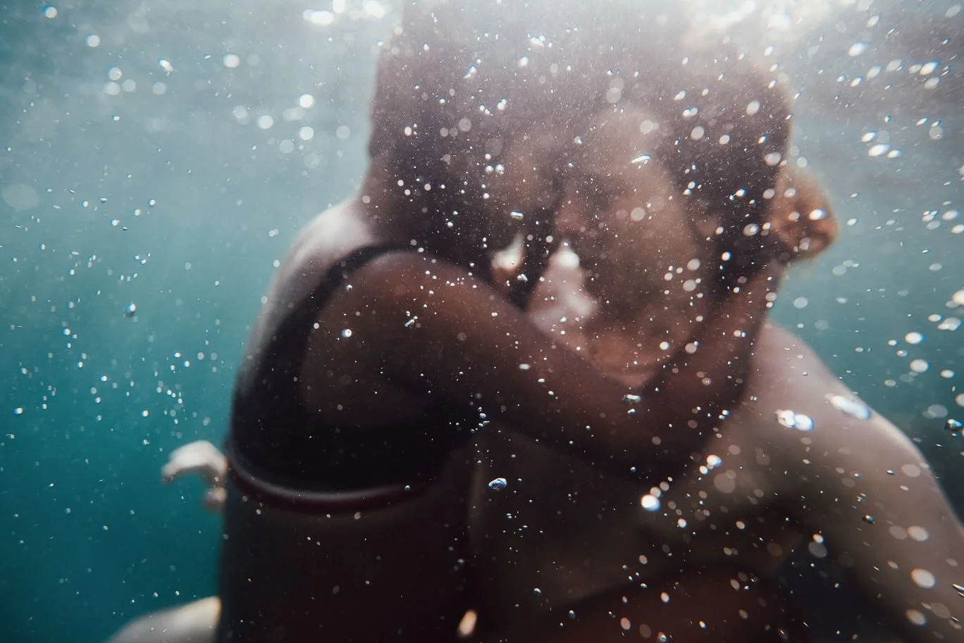 How about doing some crazy things like braving your fear of water and doing an underwater photoshoot on your first day of holidays ? 🤪✨🧜&zwj;♀️ Lovely meeting you both Jasper and Akanksha 🫶
.
📍 Honeymoon Beach
📸 @aquatech_imagingsolutions @sonya