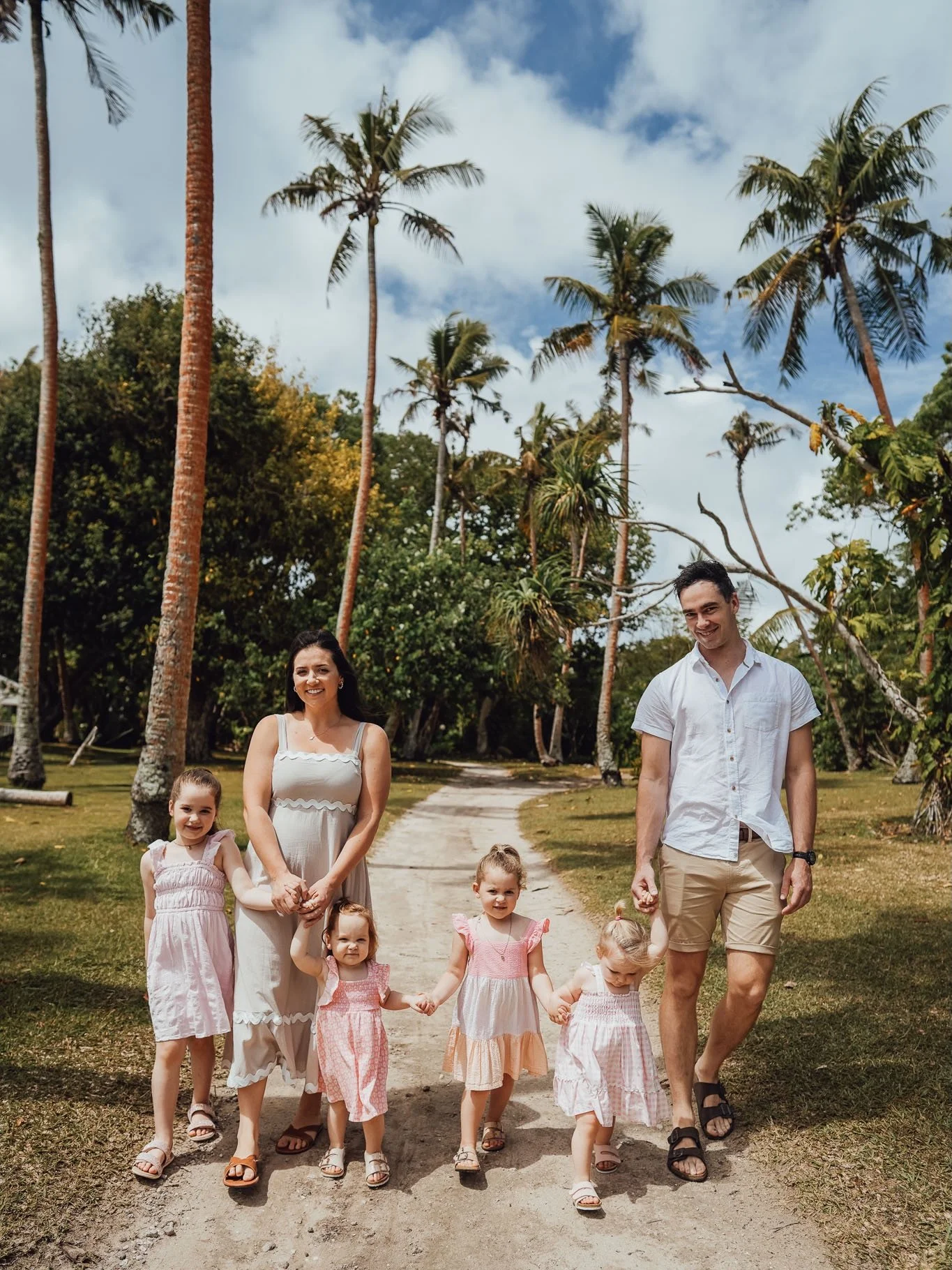 Absolutely stunning session with that lovely family for Luke &amp; Amy&rsquo;s 10 year-anniversary 🥰🫶✨
.
📍 @erakorisland 
.
#vanuatu #vanuatumoments #vanuatufamilyphotographer #vanuatufamilyphotography #erakor