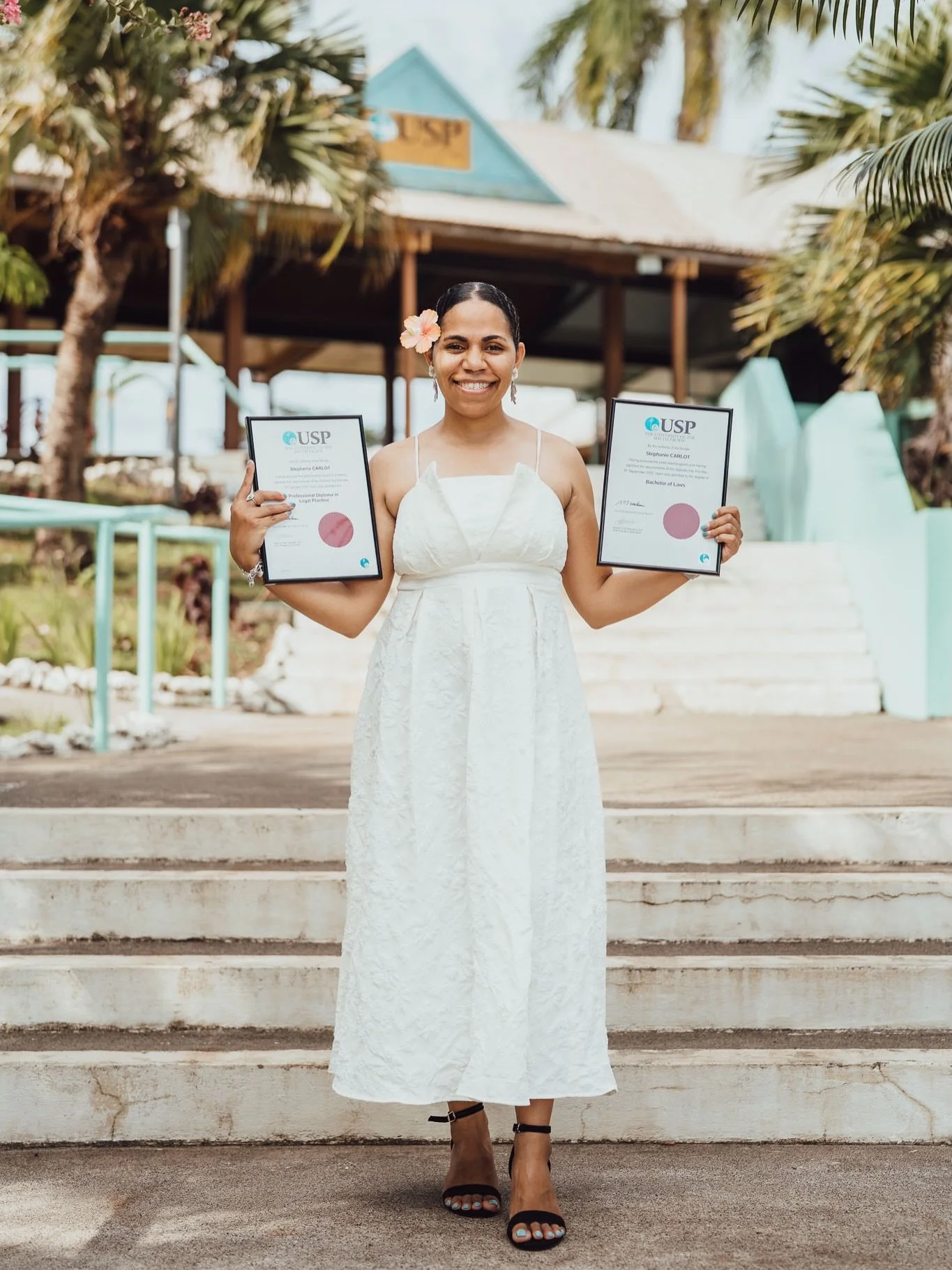 Massive congrats @ngarita_21 for your graduation 👏 👏 👏 🥳👩&zwj;🎓 here are some pics from her beautiful family photoshoot to celebrate ✨
