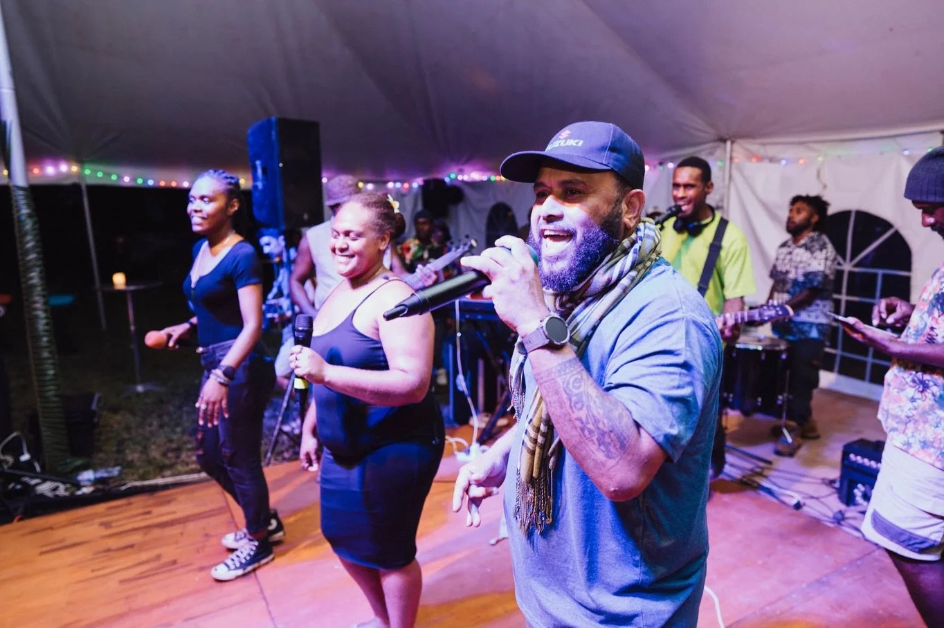 Rezilien&rsquo;T band getting ready for their set ✨🎶 these guys released their first album a few months ago, go check it out 🌺🫶
.
#vanuatu #vanuatumoments #vanuatumusic #vanuatuphotography #vanuatuphotographer