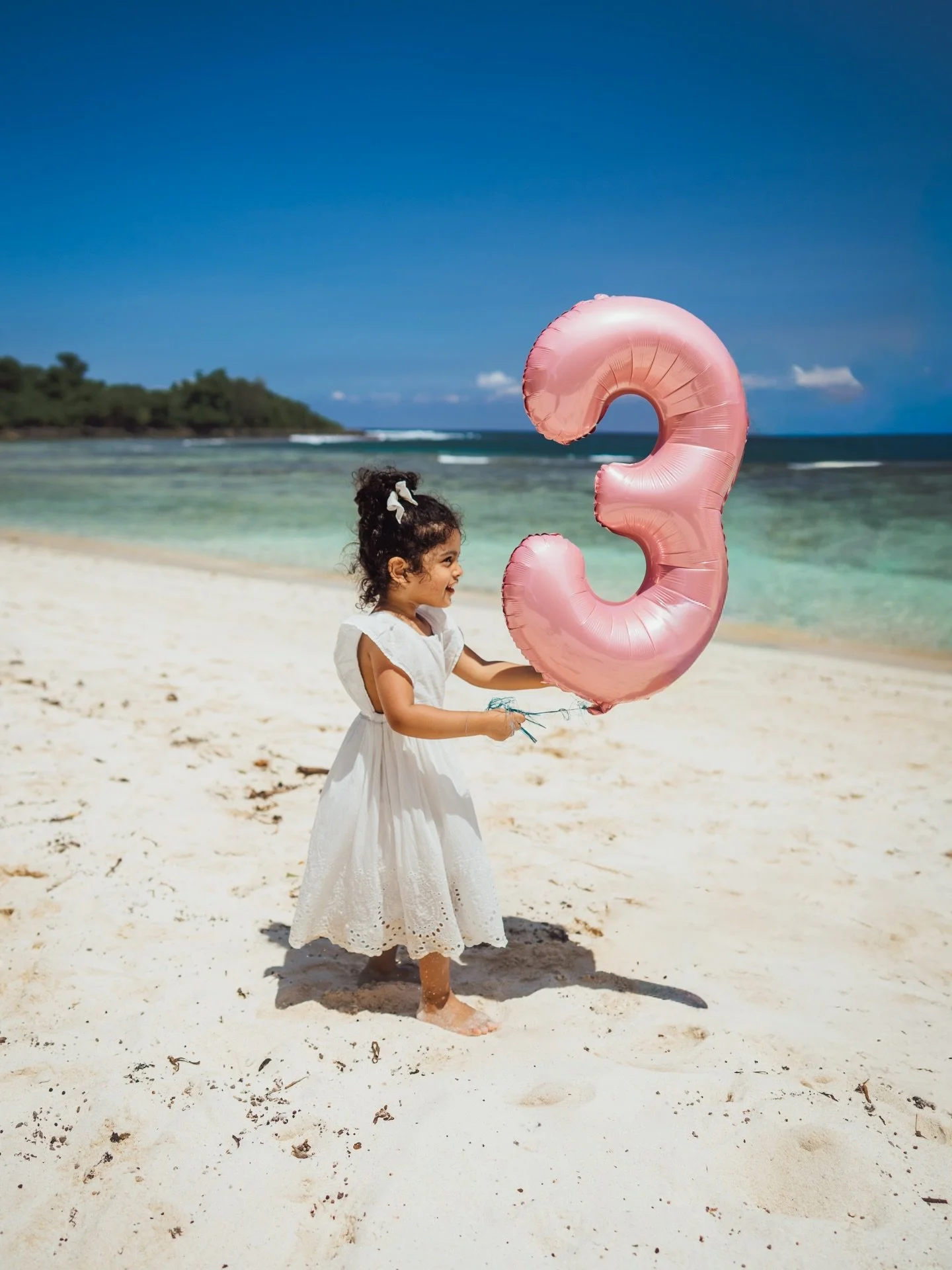 Celebrating 3 on a tropical beach 🏝️ little sweety and her brother at Honeymoon beach on a sunny day✨
.
#vanuatuphotography #vanuatu #vanuatumoments #vanuatufamilyphotography #vanuatufamilyphotographer