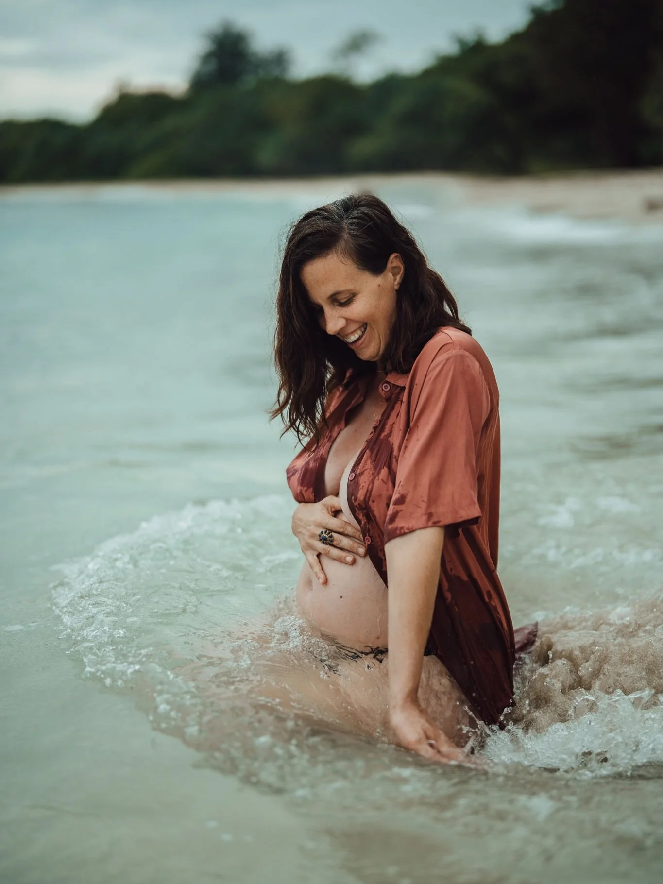 A lil salty session with this sexy mama 🤩✨🌊🤩 can not wait to meet this lil Santo baby sooooon @gaellia @kim.dinh5281 
.
📍 Honeymoon Beach
.
#vanuatu #vanuatumoments #vanuatumaternityphotographer #vanuatufamilyphotographer #vanuatuhoneymoonbeach