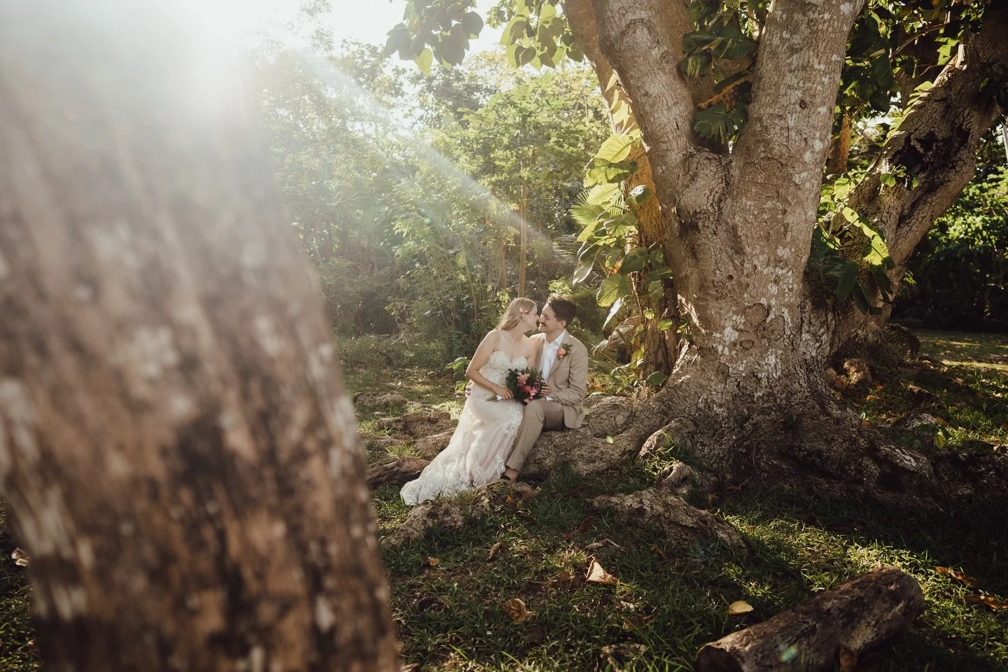 All the snaps of a happy day, full of love, sunshine and joyful vibes ✨🫶 and the glorious sunset to finish with was the cherry on the top of the cake 🤤 
.
📍 @erakorisland @erakorislandweddings 
.
#vanuatu #vanuatumoments #vanuatuweddings #vanuatuw