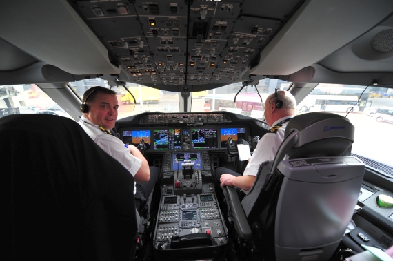 B787cockpit2crewphotopilots2016.jpg