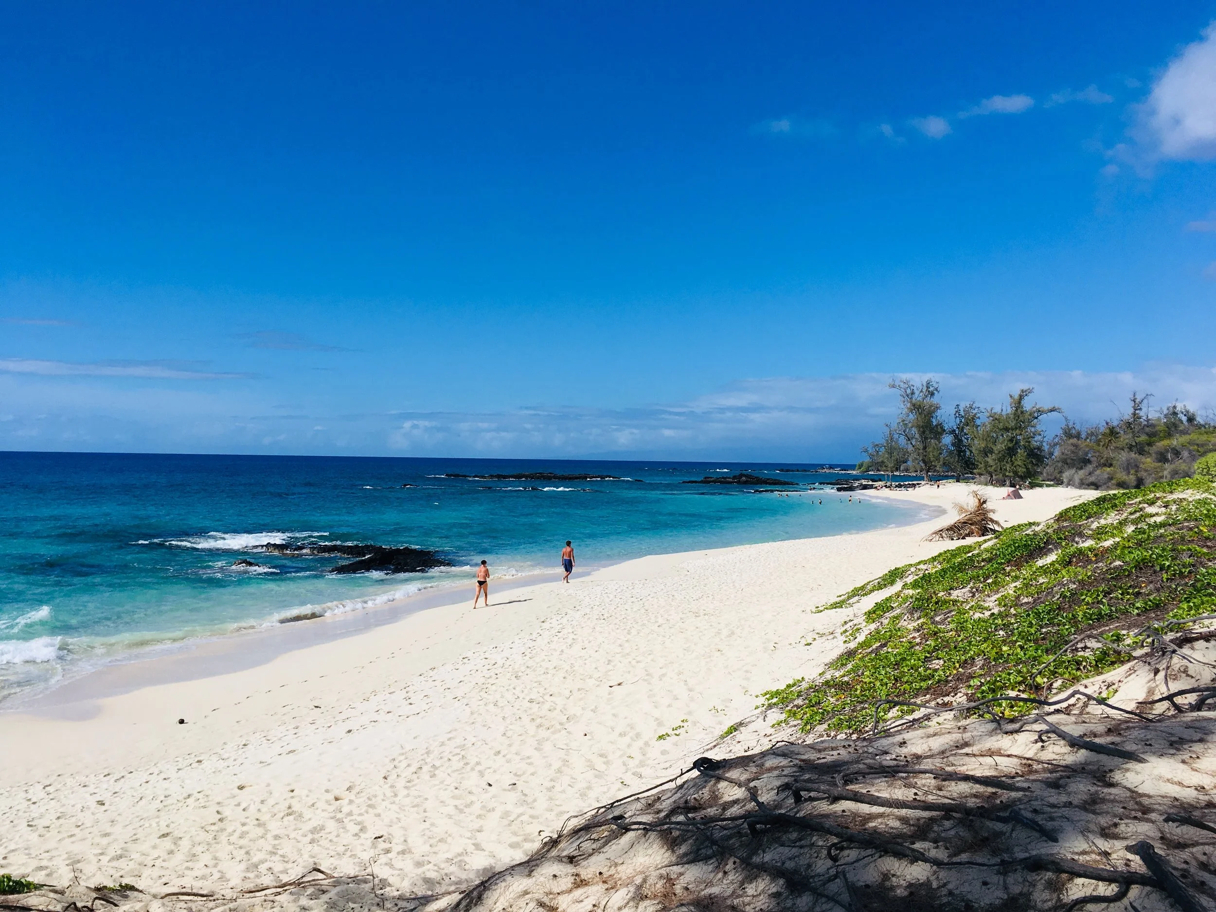 Makalawena Beach, photo by @emilysouthpaw.