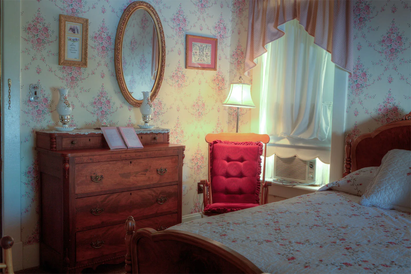 AnnDRESbedCHAIR.jpg