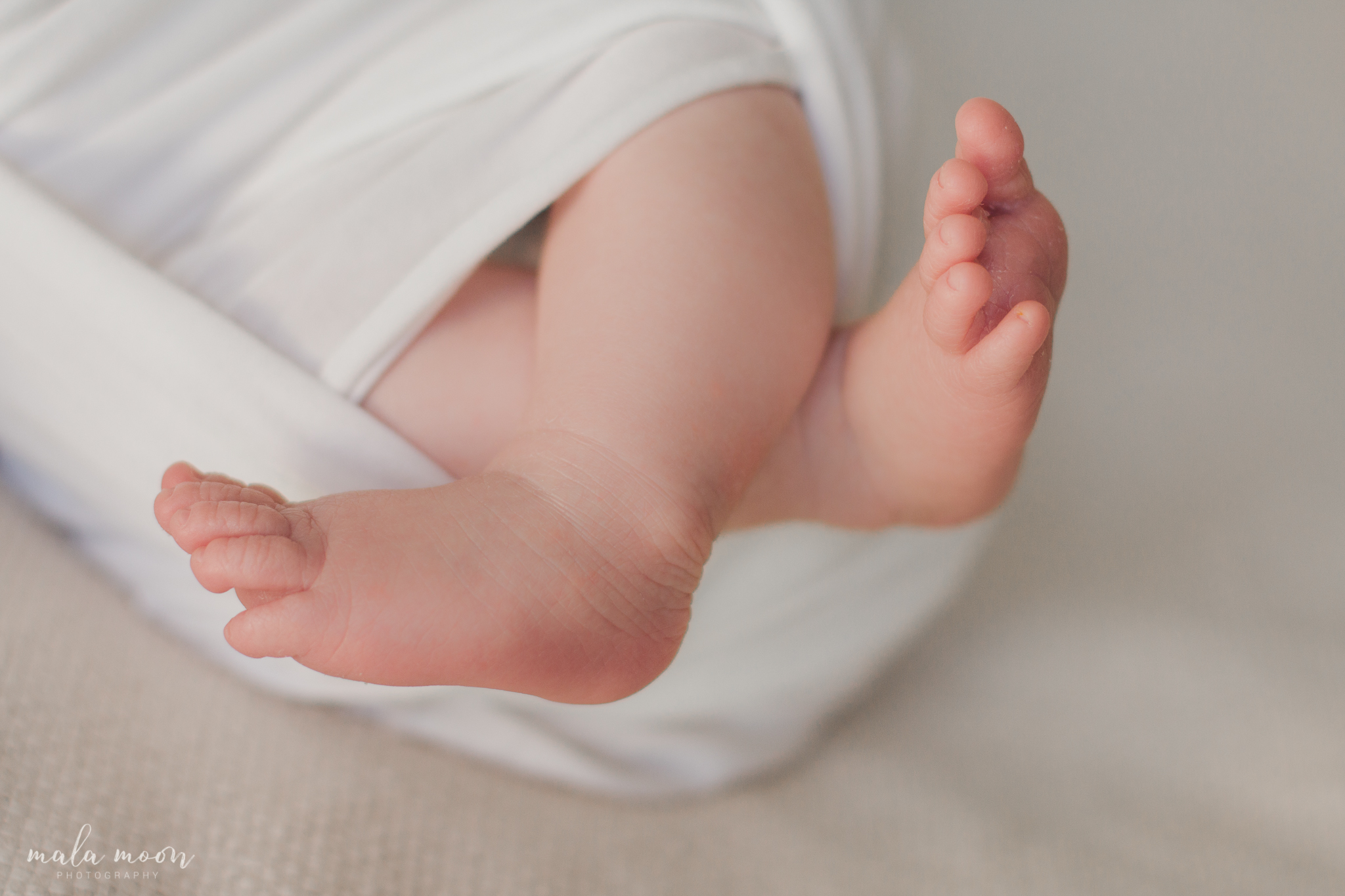 macro-photo-close-up-newborn-feet