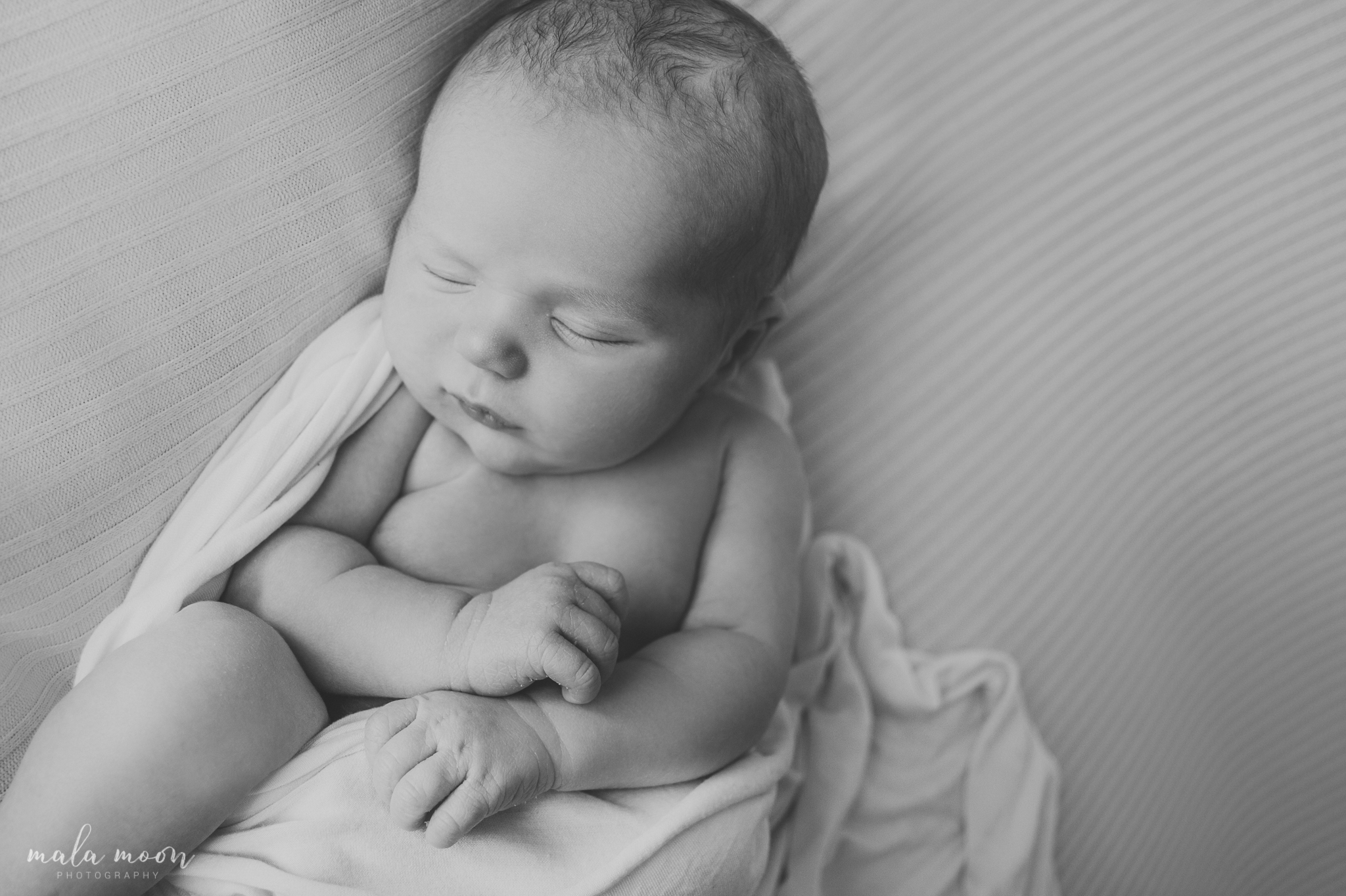 natural-newborn-in-black-and-white-asleep