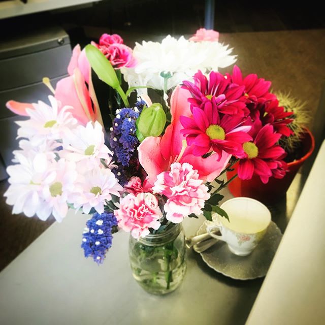 Monday was made brighter with love from friends and flowers! #flowers #love #cheer #friends #sokind #kindness #opentoreceive