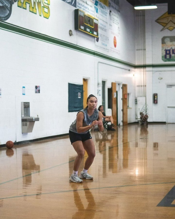 The Summer grind is over ⛓ ✈️Good luck @izzyvom ! #Year2 #IronmenBasketball #BuiltofIron 📸: @deshieldstf